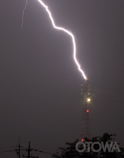 第15回 雷写真コンテスト受賞作品 学術賞 -鉄塔に雷光-